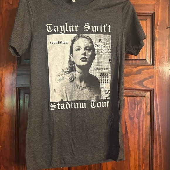 Taylor Swift Stadium Tour Women's Gray T-Shirt - Picture 1 of 2